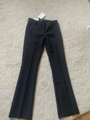 Bik bok kostymbyxor - Helt nya kostymbyxor från bil bok i storlek 32 som tyvärr inte passade mig och var för små. Prislappen och allting är kvar fick hem det idag. Nypris 499kr