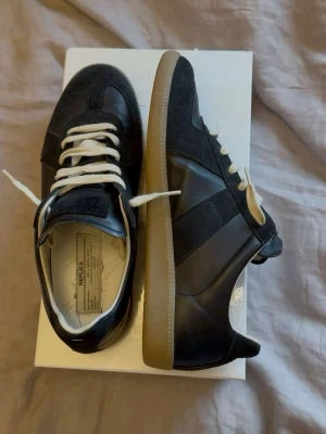 Maison Margiela Gats - Maison Margiela säljes storlek 43 skön passform goa att gå i och perfekt för sommarn skolåda medföljer mvh