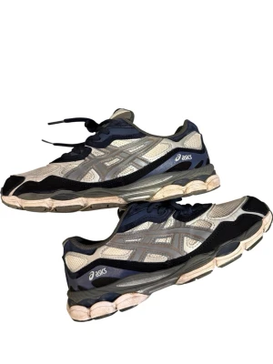 Asics skor - Säljer ett par Asics gel Nyc vit och blå köpta från vinted. Säljaren påstår att han köpte dom äkta från fyndiq men jag vet inte om det stämmer. Hur som helst så tycker jag att skorna är i topp kvalité. Jag har haft dom några månader och dom har klarat sig utmärkt. Storlek skulle jag säga är mer mot 43. Pris kan diskuteras.