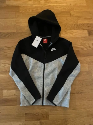 Nike Tech tröja - Säljer en Helt ny Nike Tech tröja!