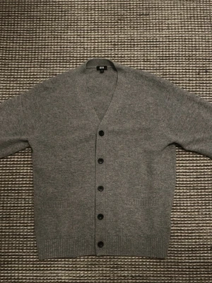 Grå stickad cardigan - En skön grå cardigan i ett mycket fint skick. Har använts max fem gånger. Passar dig som är 170 till 180. Vid mer bilder och frågor kring tröjan kontakta mig!🤝
