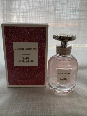 Coach Dreams Eau de Parfum 40ml - Perfekt för dig som gillar lyxiga och feminina dofter. 40 ml, endast testad! 
