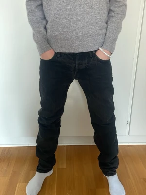 Svarta gstar jeans  - Svarta hatar jeans i storlek 33/34 men passar 32/34. Han på bilden är 180cm, 61 kg! Pris kan diskuteras vid snabb affär!