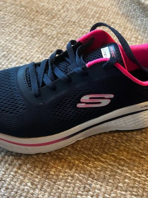 Nya Skechers str 39 - Nya skor i originalkartong. Har använts några timmar bara men då jag gått till bilen i dem så får jag inte lämna tillbaka dem. De är för stora för mig. Jag har strl 39.5-40 i vanliga fall och smala fötter. Mjuka och sköna skor annars