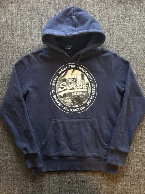 Superdry hoodie ~ vintage  - Sjukt eftertraktad Superdry hoodie i marinblå – sjukt sällsynt, stl L (passar även M). Fint skick och sitter riktigt bra 🌿  Kan även gå ner lite i pris vid snabb affär ✌️ Skickas inom 24h 📦