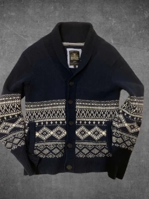Stickad Cardigan Med Mönster - Stilren stickad cardigan ifrån Hampton Republic | Storlek: S | Mycket bra skick! | Tveka inte att höra av vid funderingar! 