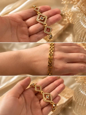 Guldigt armband med fyrkantiga länkar - Snyggt armband i guldfärg med unika fyrkantiga länkar dekorerade med små pärlor och glittrande stenar. Armbandet har en elegant kedja och geometrisk design som sticker ut. Perfekt accessoar för att lyfta din stil. Den har en liten gul ton av sig 