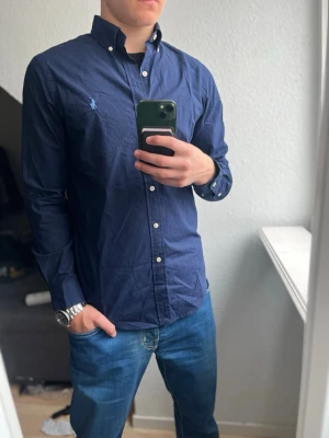 Ralph Lauren skjorta navy/marinblå - Jätte fin Ralph Lauren skjorta som är navy färgad perfekt färg nu till sommaren☀️ Storlek S Mått: längd 69cm bredd under armarna 48cm Inga defekter eller hål✅ Tveka inte på att skriva om ni är intresserade eller har några frågor😁 Följ gärna vår TikTok @Lg.fashion