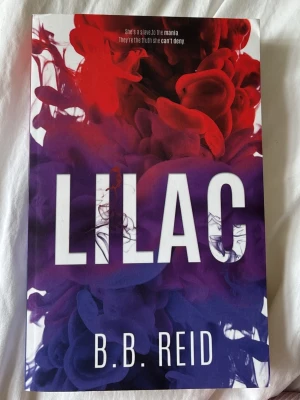Boken Lilac - Engelsk bok! Lilac skriven av B.B Reid. Oläst, ny utan prislapp. Pocket bok men tyngre och aningen större än de typiska pocket böckerna 🫶