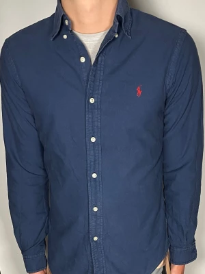 Ralph Lauren skjorta - Säljer en riktigt snygg och trendig Ralph Lauren skjorta I fint skick, storlek S, vid frågor är det bara att skriva //Gramenti