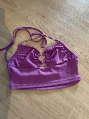 Lila croptop - Lila croptop från shein i storlek s med hjärtdetalj framtill, aldrig använd och i mycket gott skick!