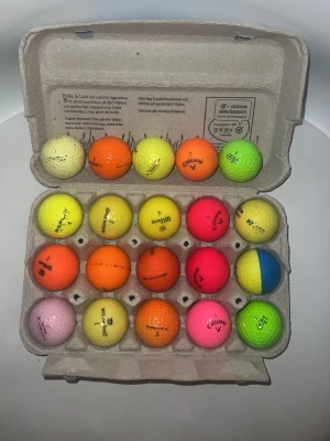 Färgglada golfbollar - Säljer ett blandat set med färgglada golfbollar i olika nyanser av gult, orange, rosa, grönt och blått. Bollarna kommer från märken som Callaway, Wilson och Top Flite och levereras i en praktisk äggkartong. Perfekt för dig som vill sticka ut på golfbanan.