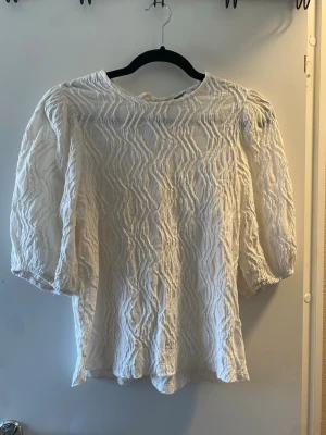 Vit strukturerad blus från Vero Moda - Snygg vit blus från Vero Moda i storlek XS