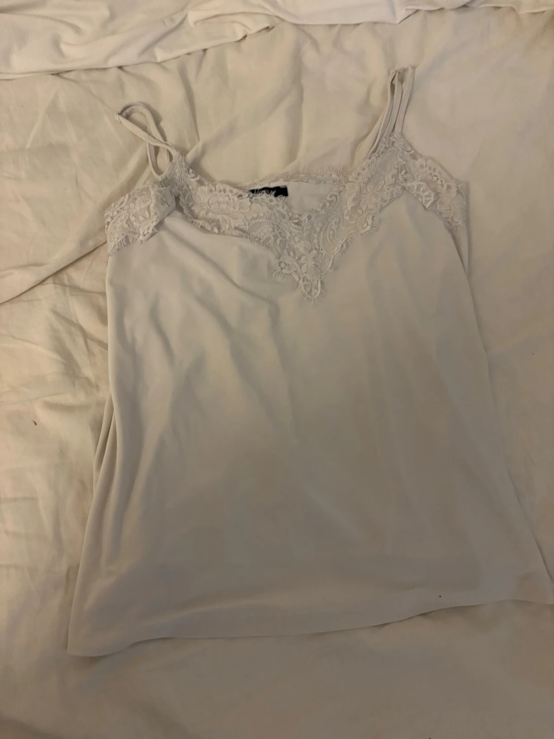 Vit linnetopp med spetsdetaljer