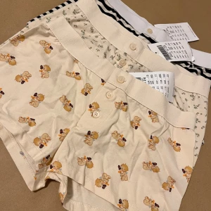 Brandy Melville 3-pack boy shorts - Nya! 3st Brandy Melville Cotton boyshorts som tyvärr inte passar mig. ”Onesize” men passar typ xs/s. Säljer alla tsm. Original pris 165/styck. Värde 495:-