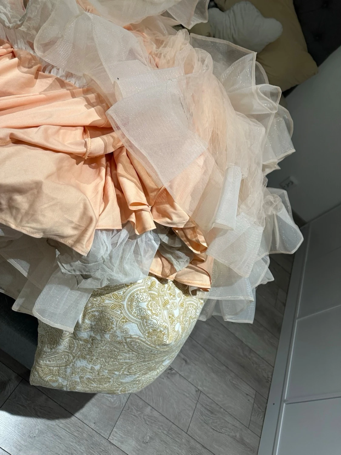 Champagnefärgad långklänning med volang - 2