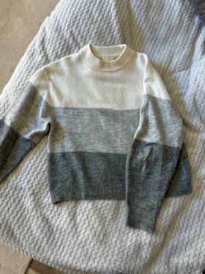 Stickad tröja  - Säljer en stickad tröja i storlek XS från HM