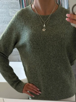 Stickad grön vero moda  - Alltsååå! 🤩🍋‍🟩Hur får den allas ögon att poppa?? Såå mjukt material (som dessvärre lätt nopprar sig). Mycket lite använd, ca 3 ggr. Stl S. 