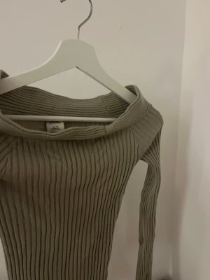 off shoulder topp urban outfitters💚 - såååå cool off shoulder ribbad topp från urban outfitters i sagegrön färg i storlek xs!