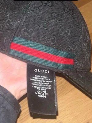 (Svart keps)  vit /brun slutsålda helt nya utan box - [Står baksidan Gucci made in italy och R] men lite otydlig bild]  Snygg svart keps använd lite men inga märker på detta medans ser helt nytt  vita/bruna e slut sålda och ni kmr va jättenöjda och älska den om ni älskar drip/stil 