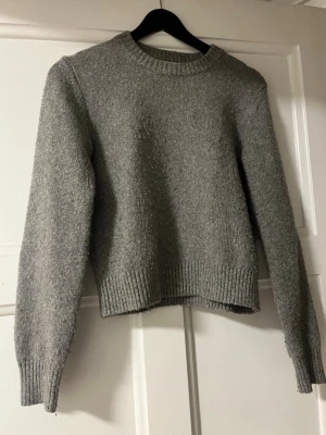 Grå stickad tröja från H&M - Vanlig grå stickad tröja från H&M. Säljer för den är för liten.