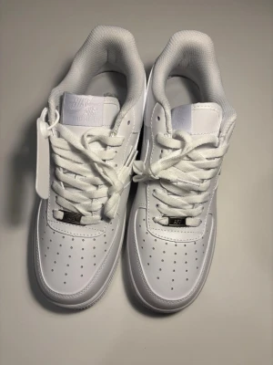 Nike Air Force 1  - Nike AF1, använt något fåtal gånger. Box ingår. Nästan helt nytt skick.