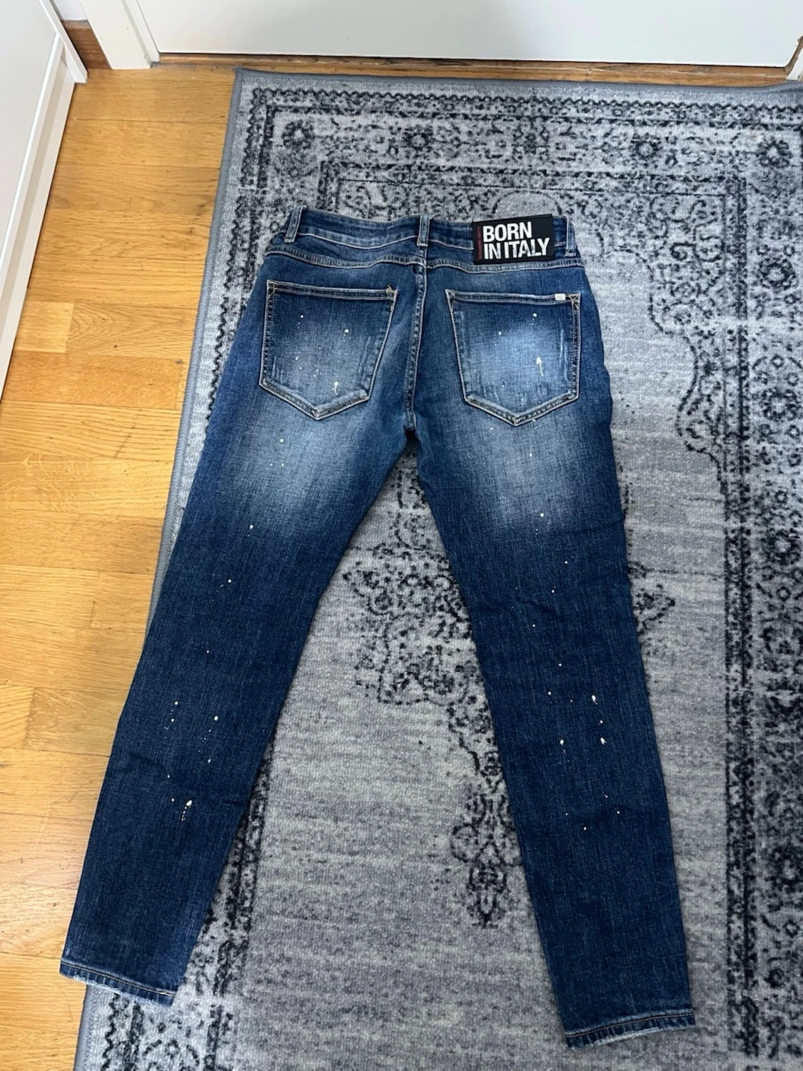 Blå slitna jeans från Born In Italy - 2