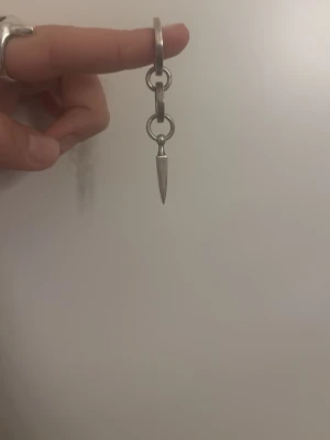 Maria Nilsdotter Chaos örhänge  - Letar efter byten med mitt Chaos örhänge från Maria Nilsdotter. Byter bara mot guld. 🛑Letar just nu efter Bitten earing från Maria 🛑