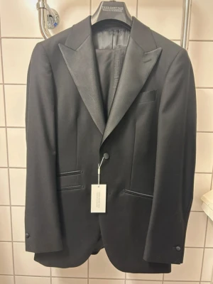 Kavaj och byxor från VOLT st 44 - Kavaj och byxor från VOLT, helt nya med lapp kvar. Storlek 44. Finns separata annonser