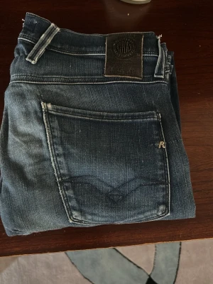 Replay Anbass - Jeans från replay som har fått en väldigt snygg wash, säljer billigt eftersom defekten på näst sista bilden, enkelt att fixa. Skriv om ni undrar över något! 