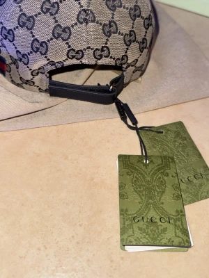 Gucci keps - Säljer en oanvänd Gucci keps, taggar och bag medföljer👌🏽👍🏼Storlek M 58cm
