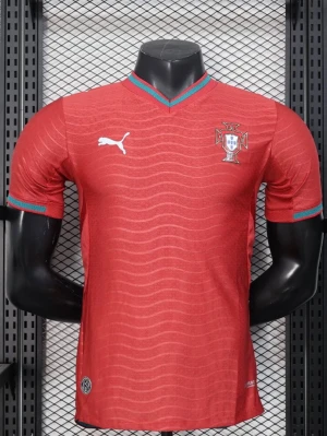 Röd Portugal fotbollströja Puma Ronaldo nummer 7 - Snygg röd fotbollströja från Puma med Portugals landslagsemblem på bröstet. Tröjan har korta ärmar, rund hals med gröna detaljer och vit Puma-logga. Tillverkad i lätt och ventilerande material, perfekt för träning eller match.