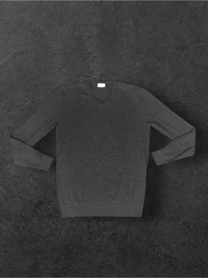 Mörkgrå V-ringad tröja John Henric - Storlek: M || Skick: 8/10 || Färg: Mörkgrå || Nypris=1000 kr || Kan gå ner i pris vid snabb affär🌟 || Follow=5% discount || FRI FRAKT!!!🚨🚨🚨