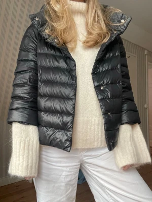 Herno Jacka, svart - Säljer min herno jacka i strl 2 (motsvarar s) är 167 för referens. Sparsamt använd, fint skick bortsett från jackans krok som dessvärre lossnat på ena sidan ( går att sy fast)❤️köpt för 5300, kan mötas upp i Stockholm ❤️🥰🥰