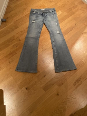 Ljusblå bootcut jeans  från Gina tricot  - Säljer ett par ljusblå bootcut jeans från Gina tricot. Säljer dom för att jag köpte i för stor storlek så har bara använt jeansen 1 gång💕