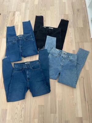 4 Par Levi's Mile High Super Skinny Storlek 27 - Säljer 4 par Levi’s Mile High Super Skinny jeans i storlek 27. 👖 Superstretchig, supersmal passform med high rise – framhäver midjan och sitter snyggt.  ￼ 🧵 Olika färger/wash (blå/ljust/blått/svart), alla i bra skick (se bilder). 400 för alla eller 100kr styck