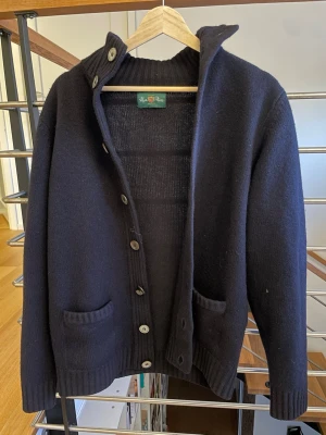 Alan Paine kofta  - Säljer nu denna Alan Paine kofta jag köpt på Ströms i Stockholm. Nypris 2500 SEK. De är en perfekt kofta under alla årstider.