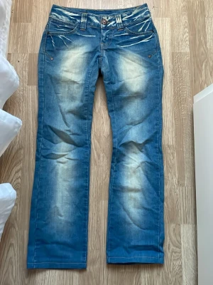 Coola lågmidjade vintage jeans - Säljer dessa sjukt snygga lågmidjade vintage jeansen i storlek 34/32💕💕 Dom är i fint skick☺️ Skriv gärna om du undrar över något❤️‍🔥