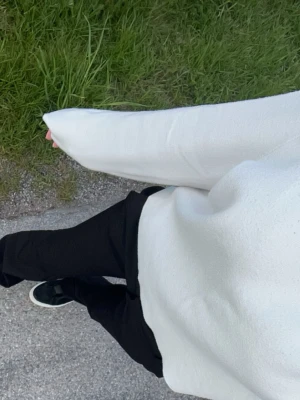 Svarta Axel Arigato sneakers - Snygga svarta sneakers från Axel Arigato med clean design och vit sula. Skorna har en låg siluett och är tillverkade i mocka eller läder, vilket ger en stilren och modern vibe. Älskar skorna och har använt mycket, därav priset. Går såklart att göra rent och ska göra så gott jag kan innan dem säljs. Säljer dem då de  är för stora för mig och nu har problem med hälarna. Skriv för fler bilder eller prisförslag. 