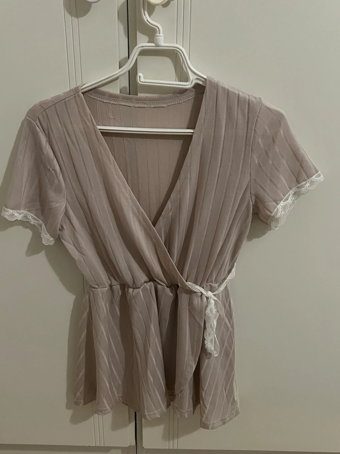 Beige omlott pyjamas med spetsdetaljer - 1