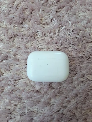 Newmine Airpods - Säljer ett par vita Newmine airpods med matchande laddningsetui. Snygg och kompakt design i blank plast med silikontoppar för skön passform. Perfekta för dig som vill ha trådlösa hörlurar med grymt ljud och smidig laddning för ett billigare pris än vanliga airpods.. Touchfunktionen funkar inte, därav det fina priset. Skickar de i en annan förpackning (bild 6).