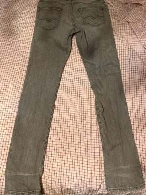 Replay Jeans - Snygga grå jeans med smal passform och klassiska bakfickor med dekorativa sömmar. Jeansen har normal midja och raka ben. Perfekta till en avslappnad stil och passar till det mesta. Tillverkade i mjukt sopmigt denimtyg. kan släppa de billigare ju fortare de går