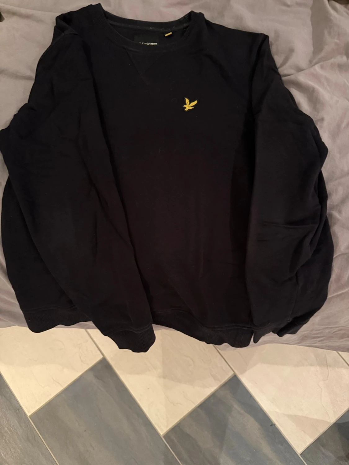 Svart sweatshirt från Lyle & Scott