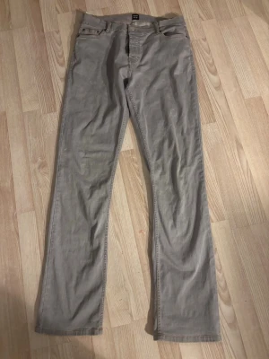 Gråa manchesterbyxor från Montén - Säljer ett par gråa manchesterbyxor från Montén. Finns inte o köpa nånstans utom begagnant väldigt stretchigt material. Byxorna har klassisk rak passform, bälteshällor och fem fickor. Tillverkade i mjuk manchestertyg som ger en avslappnad men ändå stilren look. Perfekta för dig som gillar tidlös stil.