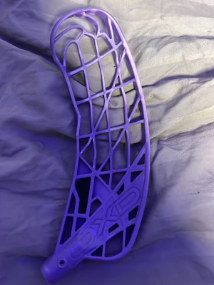 Lila innebandyblad från Oxdog - Säljer ett lila innebandyblad från Oxdog med ett öppet rutmönster och böjd form för bättre bollkontroll. Tillverkat i slitstark plast och passar perfekt för dig som vill ha ett lätt och responsivt blad till din klubba.