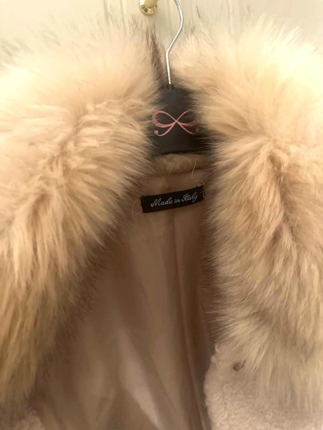 Beige pälsjacka med stor krage - 1