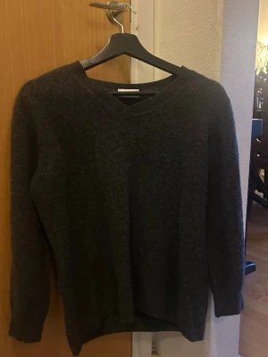Mörkgrå tröja - Mysig mörkgrå tröja, skulle säga xs/s