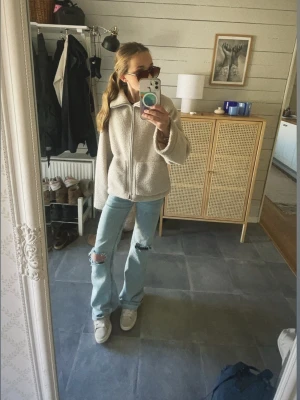 Beige teddyjacka med dragkedja - Säljer min teddy jacka från lager 157, då jag vill ha en ny jacka. Skriv för bättre bilder om ni är intresserade. Pris kan diskuteras 