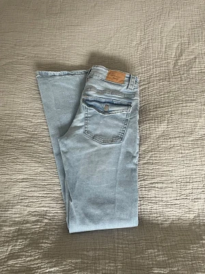 Ljusblå bootcut, low waist jeans! - Säljer ett par snygga ljusblå bootcut jeans med låg midja. Är från Gina i storlek 36. Använda 1 gång! Superfint skick, nypris är 499kr. Skriv vid intresse🩵
