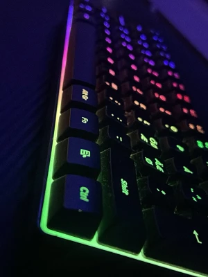 MXS mini tangetbord - Snyggt mekaniskt tangentbord med RGB-belysning som lyser i flera färger. Tangenterna är svarta med vit text och har nordisk layout med Å, Ä och Ö. Perfekt för gaming eller skrivande vid datorn. Tangentbordet har en modern och stilren design i plast.